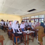 Tim Paduan suara HUT ke-78 RI saat berlatih di salah satu sekolah di Kabupaten Mappi. ANTARA/HO-Humas Satgas Yonif 125/Simbia.-1691477886