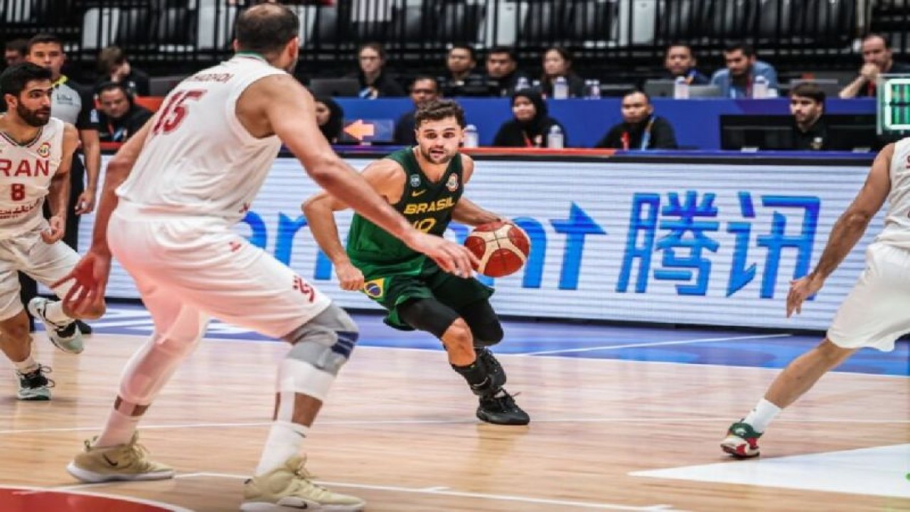 Pemain Timnas Brasil Raul Neto saat pertandingan melawan Iran pada laga Grup G Piala Dunia FIBA 2023 di Indonesia Arena Gelora Bung Karno Jakarta, Sabtu (26/8/2023). Raul Neto mengalami cedera serius pada pertandingan itu hingga harus ditandu keluar lapangan. ANTARA/HO-FIBA