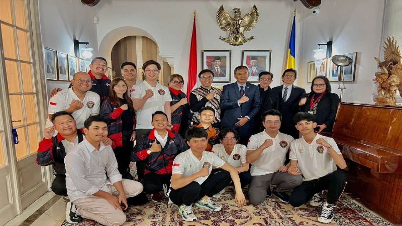 Timnas esports Indonesia berfoto bersama Duta Besar Republik Indonesia untuk Rumania dan Moldova Meidyatama Suryodiningrat, beserta jajarannya, saat tiba di Rumania, Rabu (23/8/2023) waktu setempat. (ANTARA/HO/PB ESI)