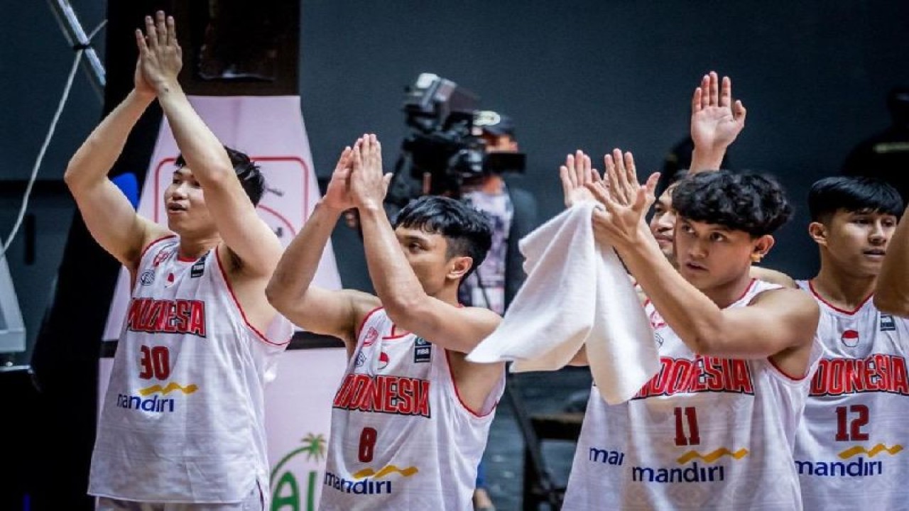 Timnas Bola Basket Indonesia mengakhiri perjuangan di Prakualifikasi Olimpiade 2024 dengan kemenangan atas Suriah, meski sudah memastikan tidak lolos ke babak Kualifikasi Olimpiade 2024. ANTARA/HO-FIBA