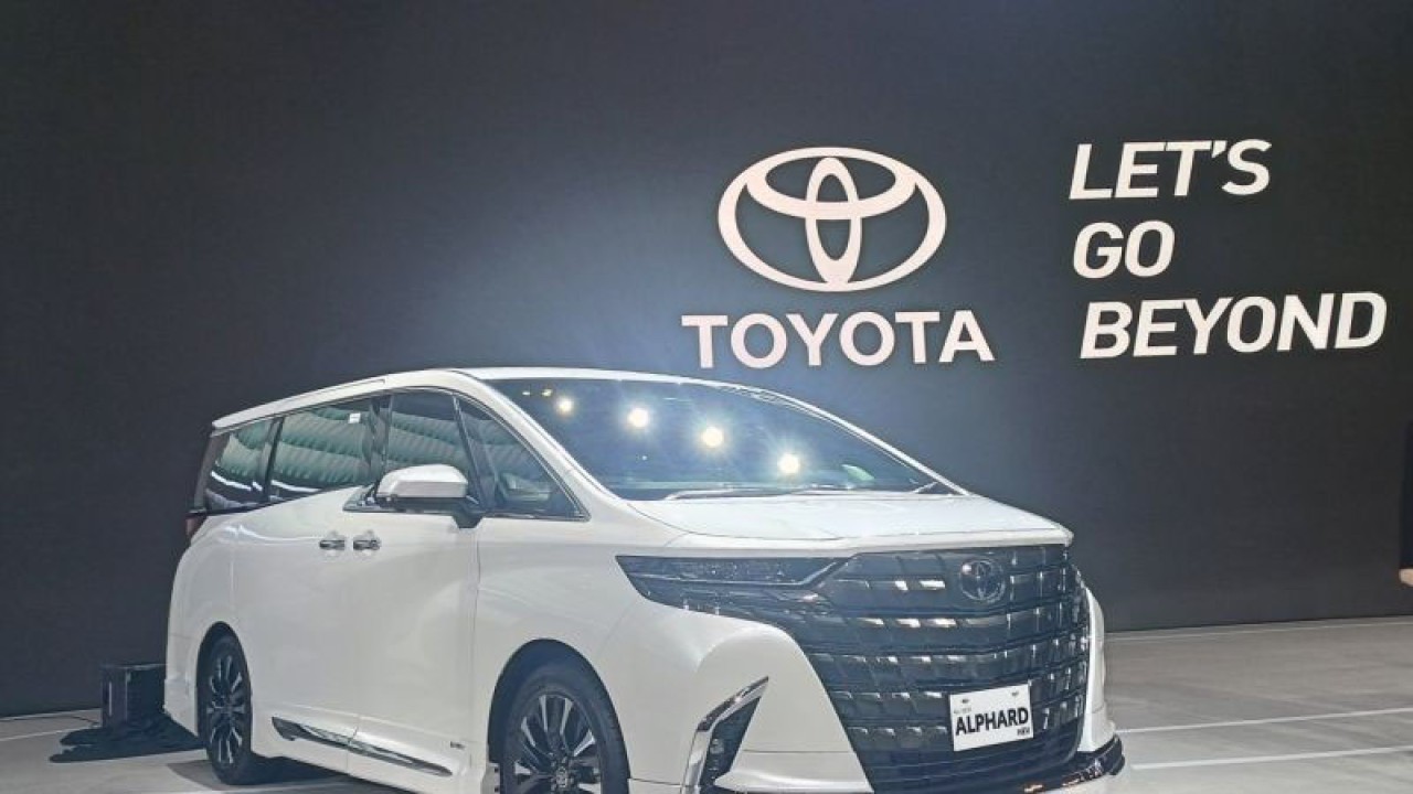 Toyota Alphard Hybrid diluncurkan pada gelaran Gaikindo Indonesia International Auto Show (GIIAS) 2023 di ICE BSD, Tangerang, Kamis (10/8/2023) (ANTARA/Fathur Rochman)