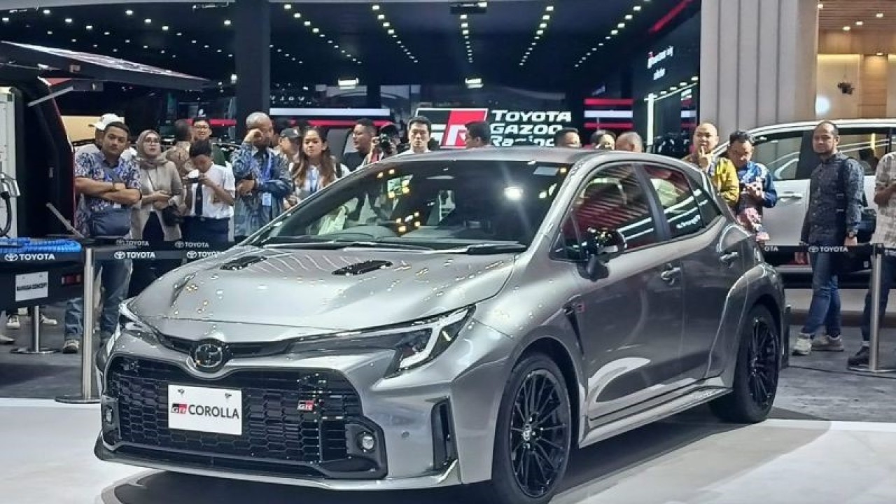 GR Corolla yang dipamerkan di GAIKINDO Indonesia International Auto Show (GIIAS) 2023, di ICE BSD, Tangerang, Banten, Kamis (10/8). (ANTARA/Fathur Rochman)