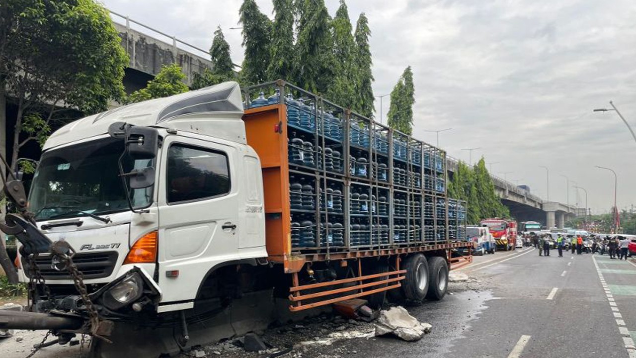 Sebuah truk pengangkut air galon menabrak pembatas jalan busway di Jalan DI Panjaitan, Kelurahan Rawa Bunga, Kecamatan Jatinegara, Jakarta Timur, Rabu (2/8/2023). ANTARA/HO-Sudin Gulkarmat Jakarta Timur