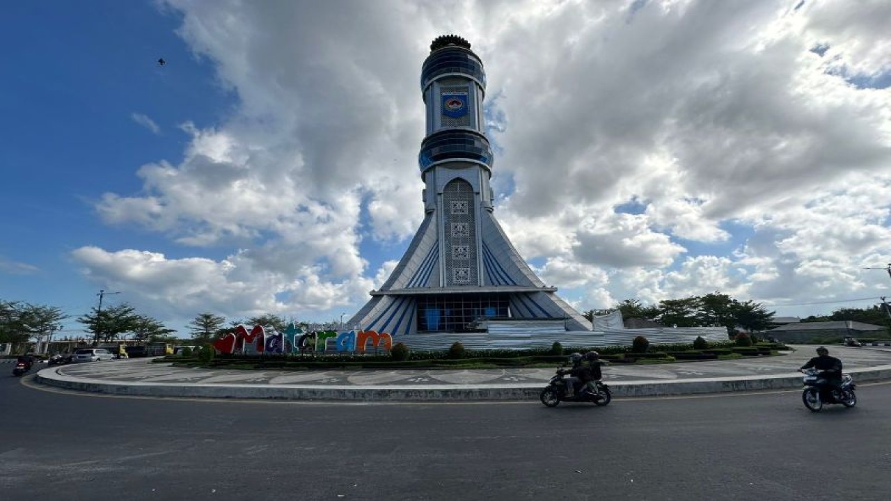 Proses pembangunan aksesori air mancur di bagian bawah areal Tugu Mataram Metro Kota Mataram, Provinsi Nusa Tenggara Barat.  (ANTARA/Nirkomala)