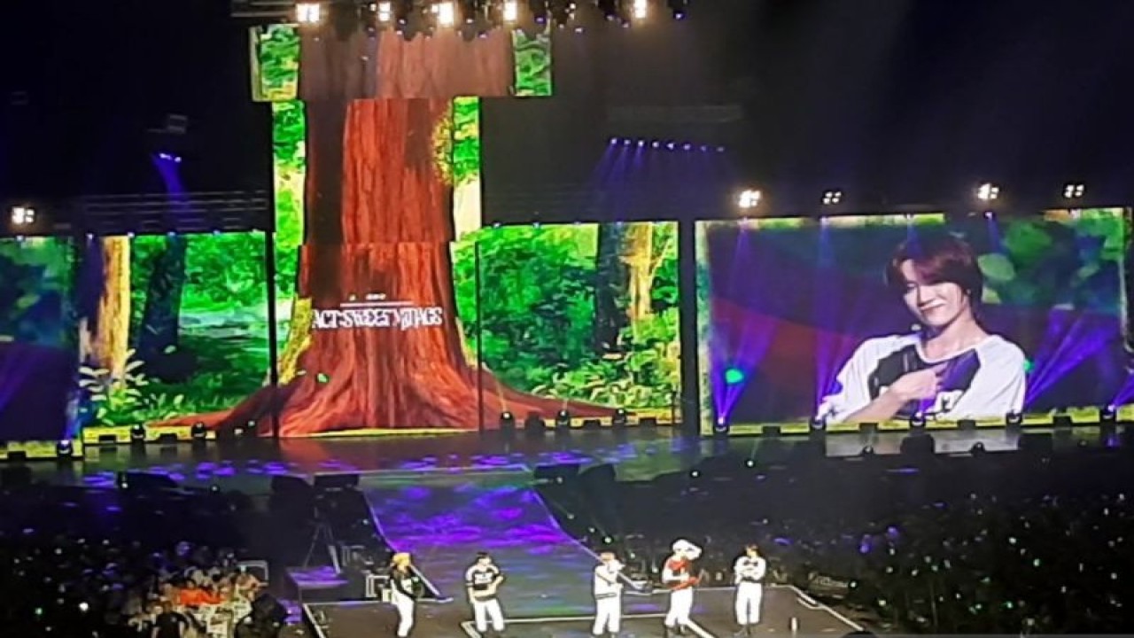 Grup idola K-pop TXT dalam konser bertema " IN JAKARTA"  di Beach City International Stadium (BCIS), Ancol pada Rabu (9/8/2023) malam.  (ANTARA/Lia Wanadriani Santosa)