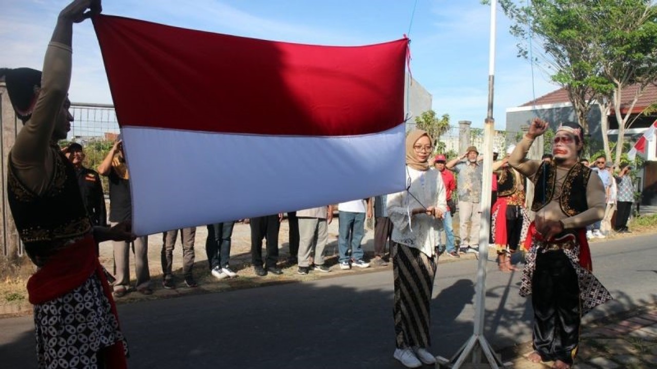 Petugas upacara bendera HUT Ke-78 Kemerdekaan RI dengan menggunakna kstum wayang punokawan di Kelurahan Banyuanyar Banjarsari Solo, Kamis (17/8/2023). ANTARA/Bambang Dwi Marwoto.