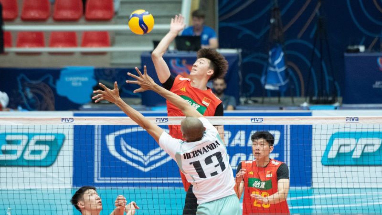 Arsip - Pebola voli tim nasional putra Indonesia Hernanda Zulfi mencoba memblok serangan dari timnas China dalam ajang Kejuaraan Voli Asia atau Asian's Mens Vollyball Championship 2023 yang berlangsung di Hall 2 Urmia, Iran, Sabtu (19/8/2023). (HO/Asians Mens Vollyball Championship 2023)