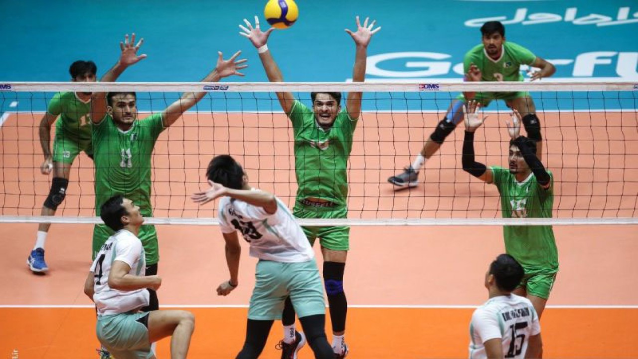 Pemain tim nasional voli putra Indonesia yang berposisi outside hitter Fahri Septian (tengah) melakukan spike saat menghadapi timnas Pakistan di perebutan posisi 7-10 dalam Kejuaraan Voli Asia 2023 atau Asian's Mens Vollyball Championship 2023 yang berlangsung di Hall 1, Ghadir Arena Hall, Urmia, Iran, Jumat (25/08/2023). (ANTARA/HO-Asian's Mens Vollyball Championship 2023)