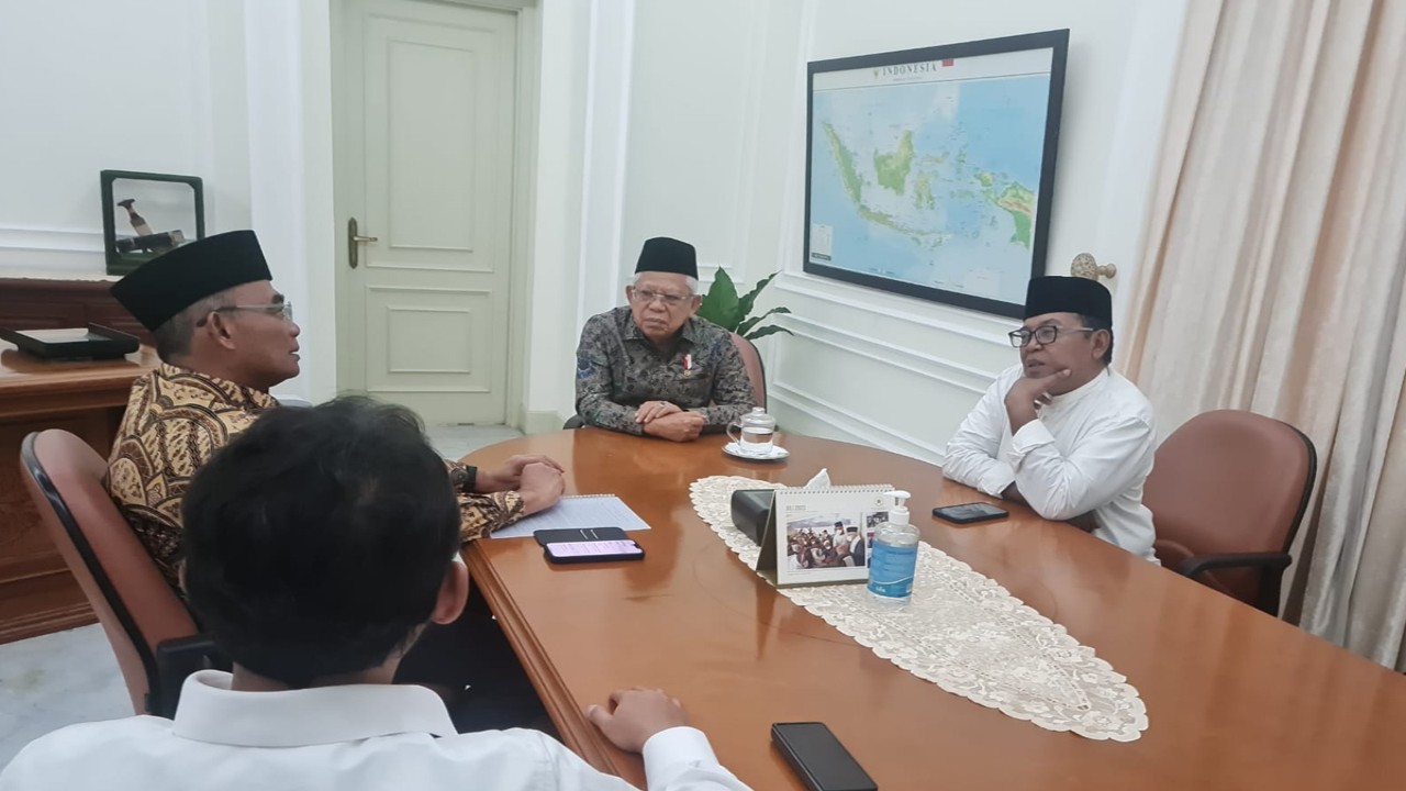 Wakil Presiden (Wapres) K.H. Ma’ruf Amin menerima Menteri Koordinator Bidang Pembangunan Manusia dan Kebudayaan (Menko PMK) Muhadjir Effendy di Istana Wakil Presiden. (BPMI Setwapres)