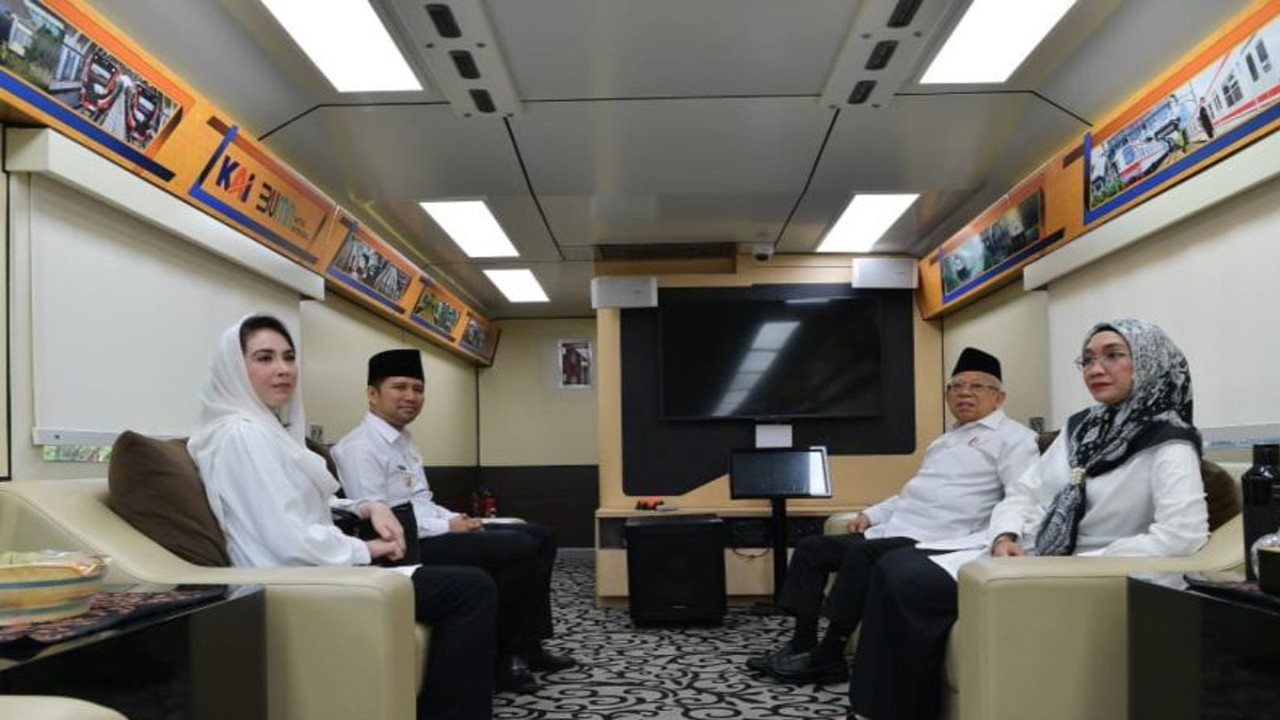 Wakil Presiden Ma’ruf Amin saat menumpang Kereta Api Inspeksi 4 menuju Tuban, Jawa Timur, Kamis (10/8/2023). (ANTARA/HO-BPMI Setwapres)