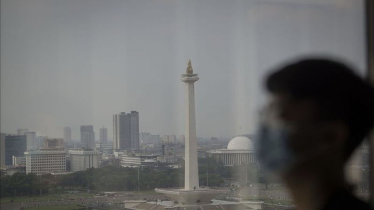 Ilustrasi - Warga melintas dengan latar belakang gedung-gedung di Jakarta, Rabu (11/8/2021). (ANTARA/FOTO/Aditya Pradana Putra/aww)