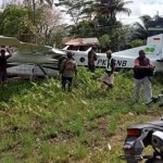 Warga Kenyam bantu tarik pesawat Smart Air yang tergelincir di Kenyam-1691138741