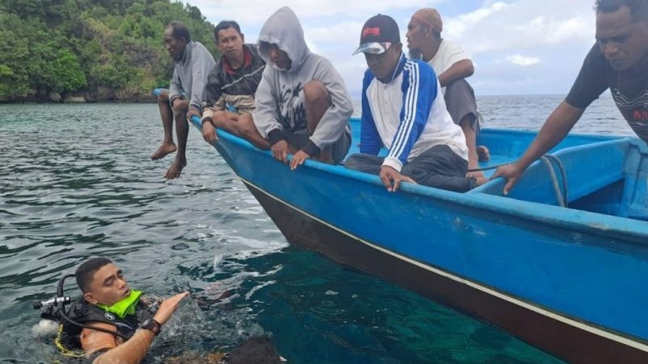 Anggota tim penyelamat pada Kamis (3/8/2023) melakukan penyelaman di perairan Dusun Way Ase, Desa Luhu, Kecamatan Huamual, Kabupaten Seram Bagian Barat, Provinsi Maluku, untuk mencari seorang warga yang terjatuh dari kapal. (ANTARA/HO Basarnas Ambon)