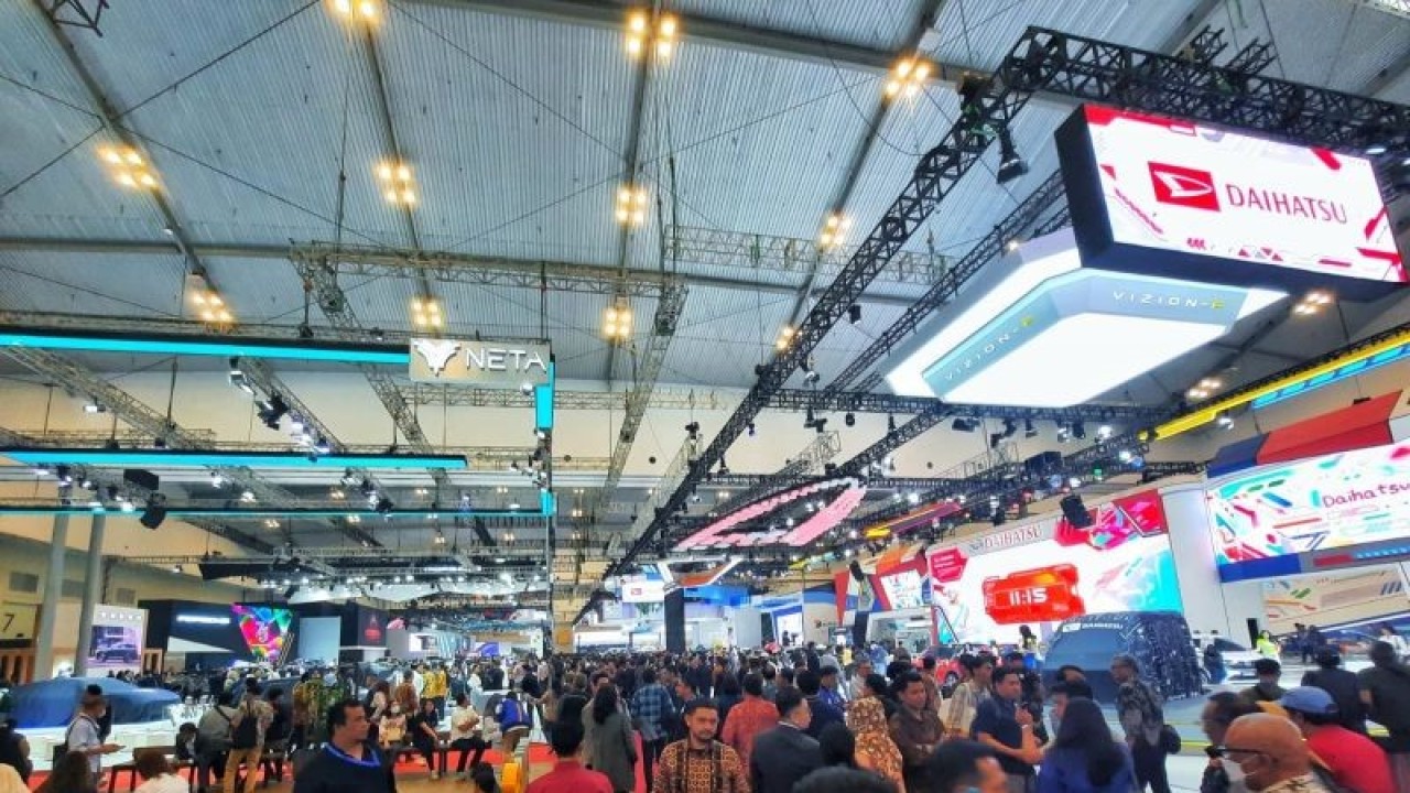 Suasana pembukaan pameran Gaikindo Indonesia International Auto Show (GIIAS) 2023 yang berlangsung di ICE BSD,Tangerang, Kamis (10/8/2023). (ANTARA/Chairul Rohman)