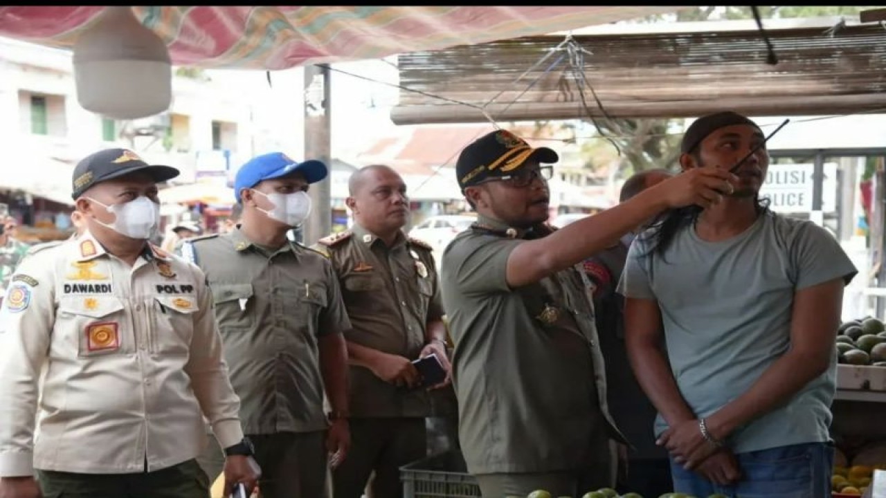 Kasatpol PP WH Aceh Besar di sela-sela penertiban pedagang di kawasan Lambaro, Aceh Besar (ANTARA/HO-MC Aceh Besar)