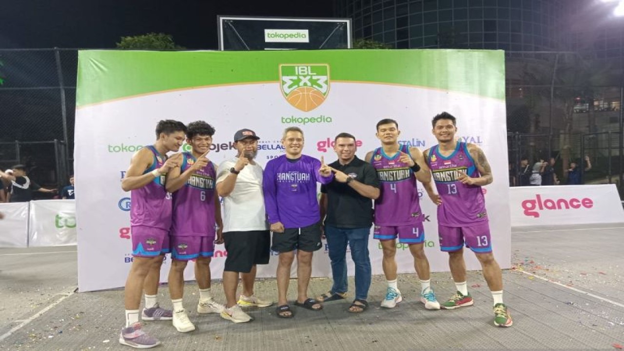 Para pemain Amartha Hangtuah Jakarta berfoto dengan manajemen klub setelah menjuarai seri pertama IBL 3x3 2023 di Tangerang Selatan, Minggu (17/9/2023). (ANTARA/RAUF ADIPATI)