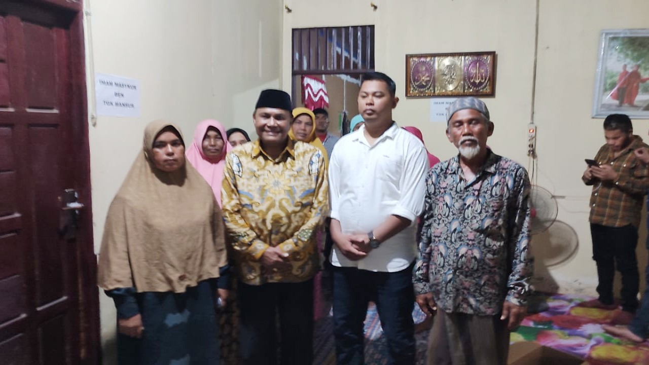 Anggota DPD RI Provinsi Aceh, Prof. Abdullah Puteh mengunjungi rumah duka Almarhum Imam Masykur bin Mansur di Mon Klayu, Gurugok, Bireuen, Aceh pada Jumat malam (01/09) lalu.