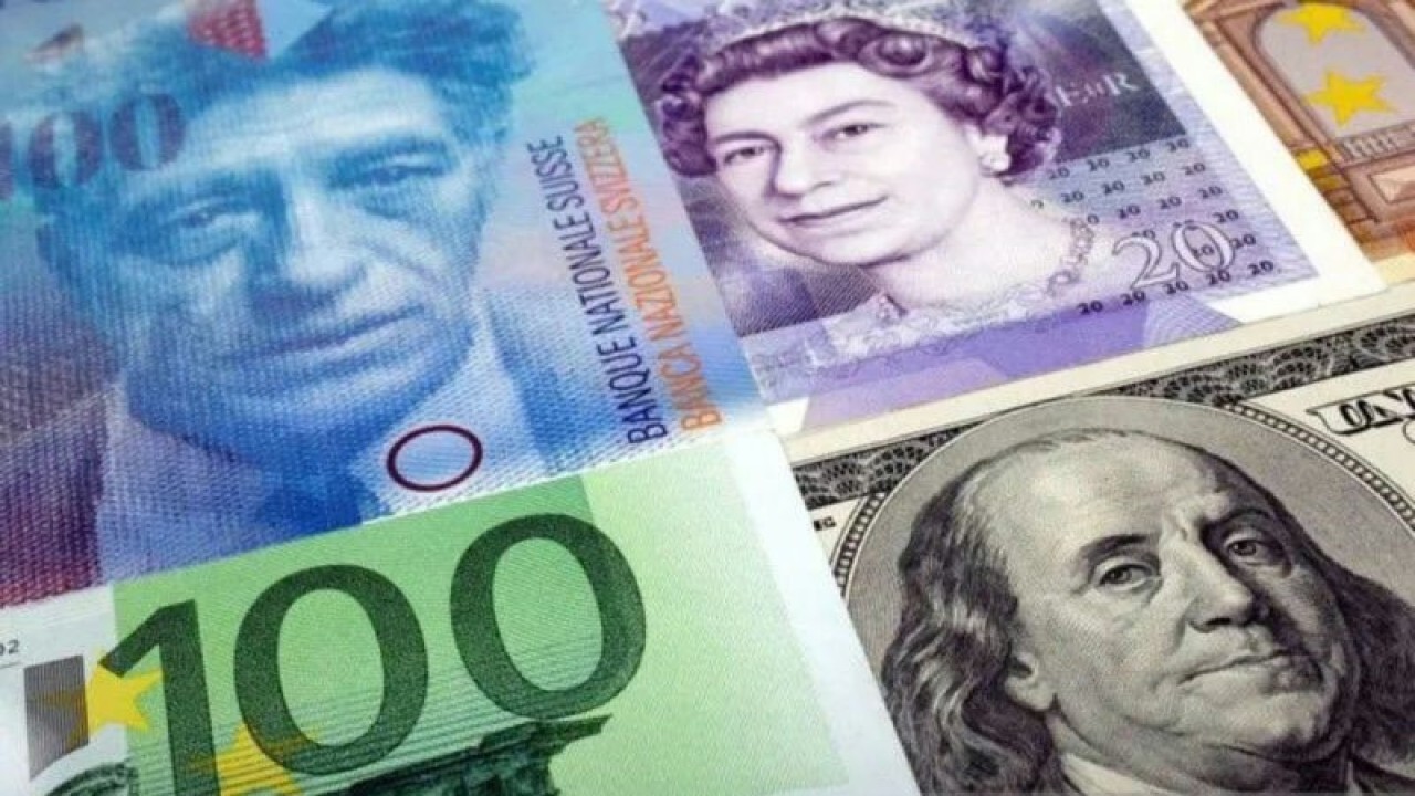 Arsip foto - Gambar ilustrasi uang kertas dolar AS, franc Swiss, pound Inggris dan euro. ANTARA/REUTERS/Kacper Pempel/pri.