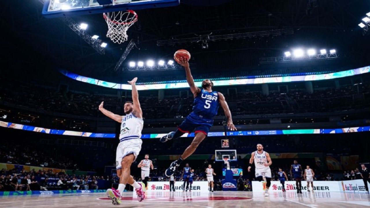 Amerika Serikat lolos ke semi final Piala Dunia FIBA 2023 setelah mengalahkan Italia dengan mudah 63-100 di Manila Filipina, Selasa (5/9/2023). ANTARA/HO-FIB