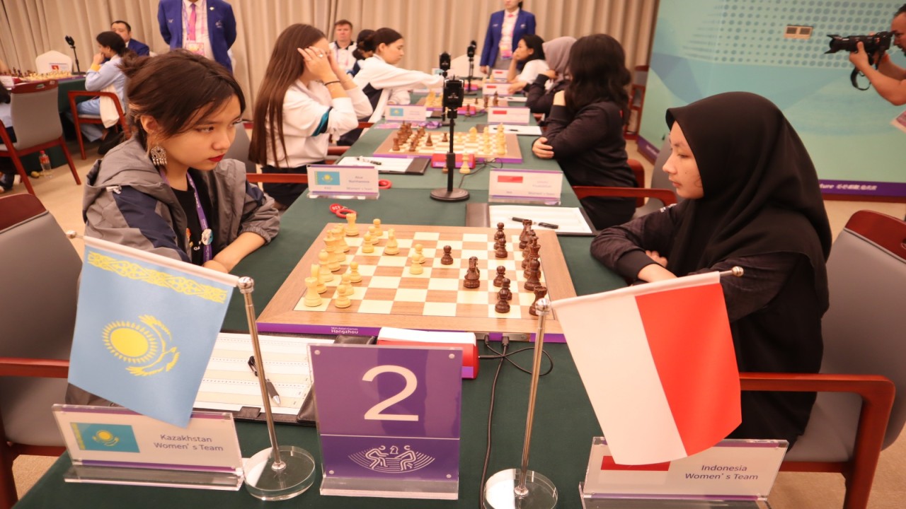 Tim Catur Putri Indonesia saat berhadapan dengan Kazakhstan pada babak ke-2 catur standar beregu putri Asian Games 2022/Foto: Kristianus Liem