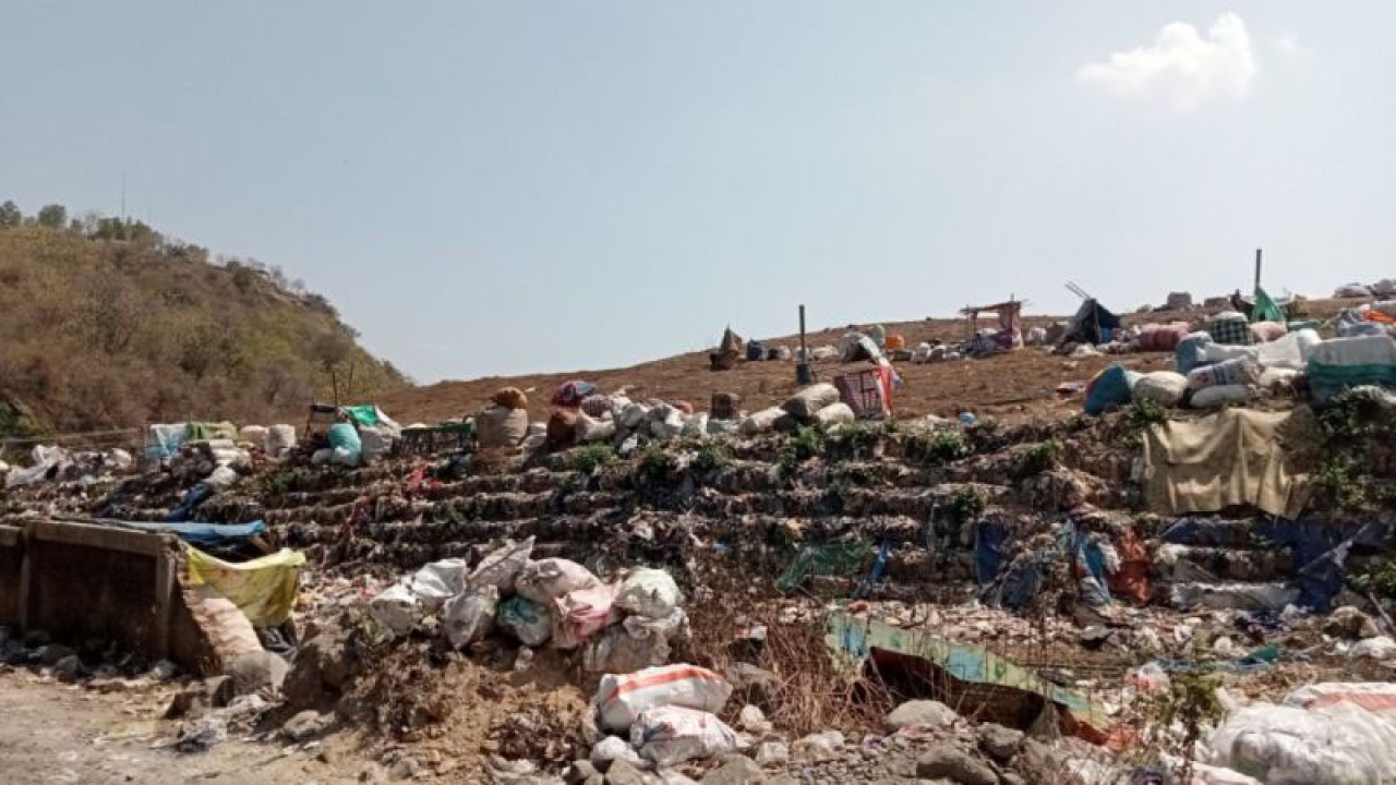 Tumpukan sampah di TPST Piyungan, Kabupaten Bantul, Daerah Istimewa Yogyakarta. (FOTO ANTARA/Hery Sidik)