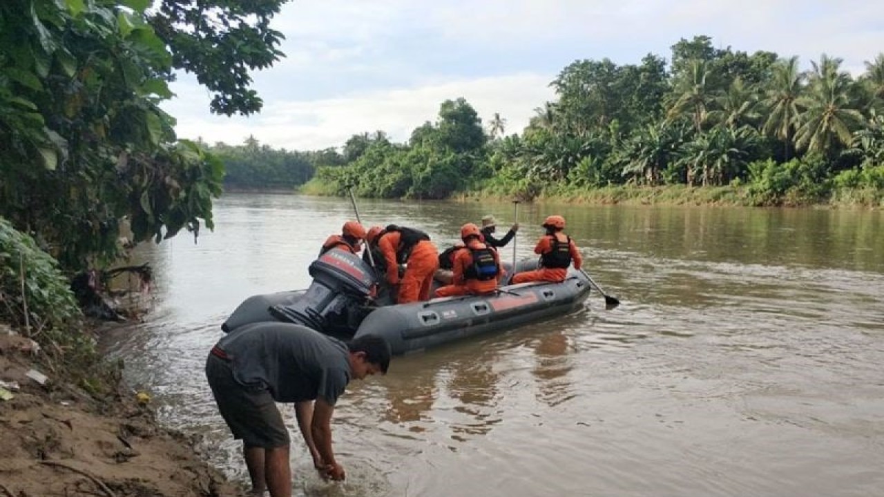Sejumlah personel Tim Basarnas Pekanbaru, Riau mencari korban tenggelam di salah satu sungai di daerah itu, beberapa waktu lalu. ANTARA/HO-Humas Basarnas Pekanbaru