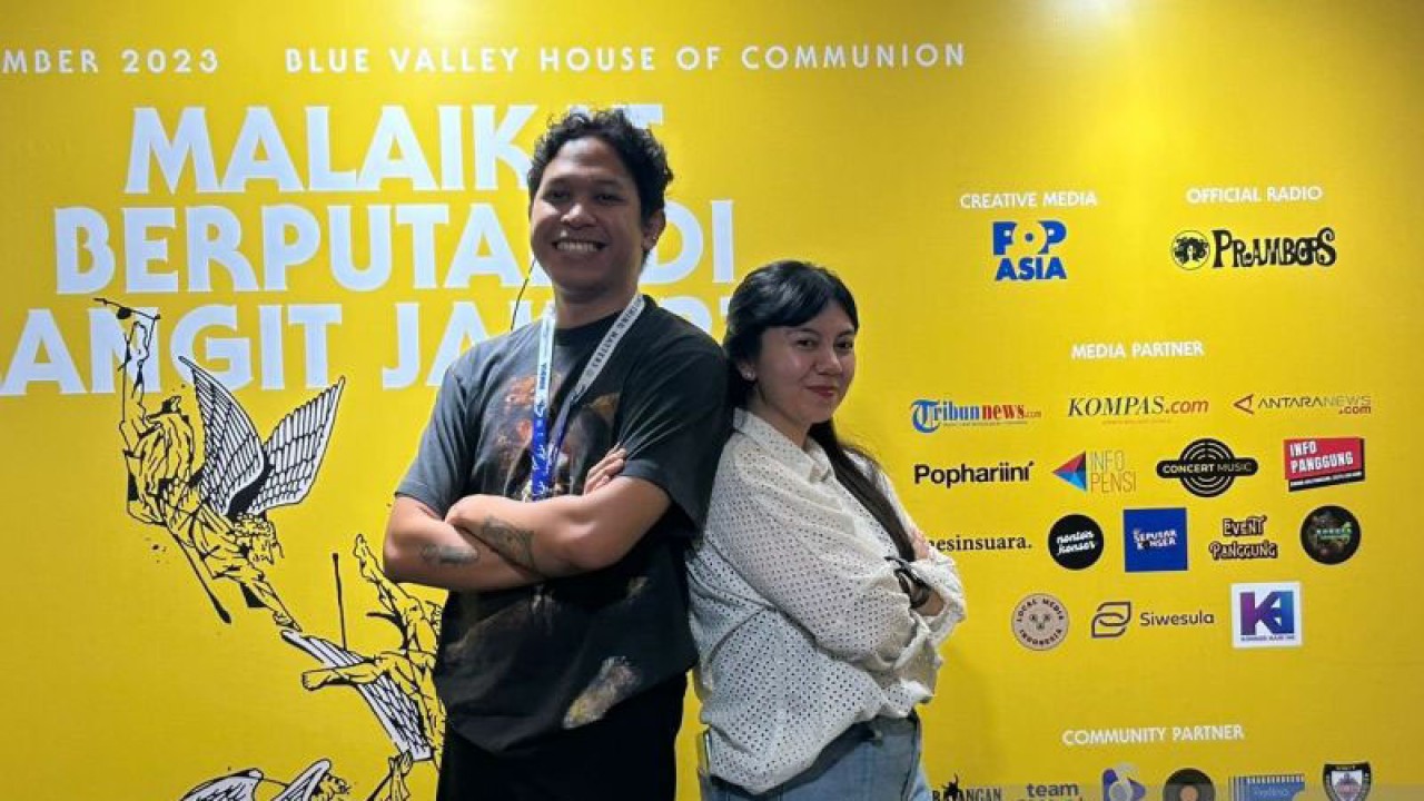 Musisi Hindia atau Baskara Putra (kiri) dan Co-Founder & CEO Antara Suara Andri Verraning Ayu dalam sesi konferensi pers konser "Malaikat Berputar Di Langit Jakarta" di Kawasan Rawamangun, Jakarta Timur, Sabtu (30/9/2023). (ANTARA/Vinny Shoffa Salma)