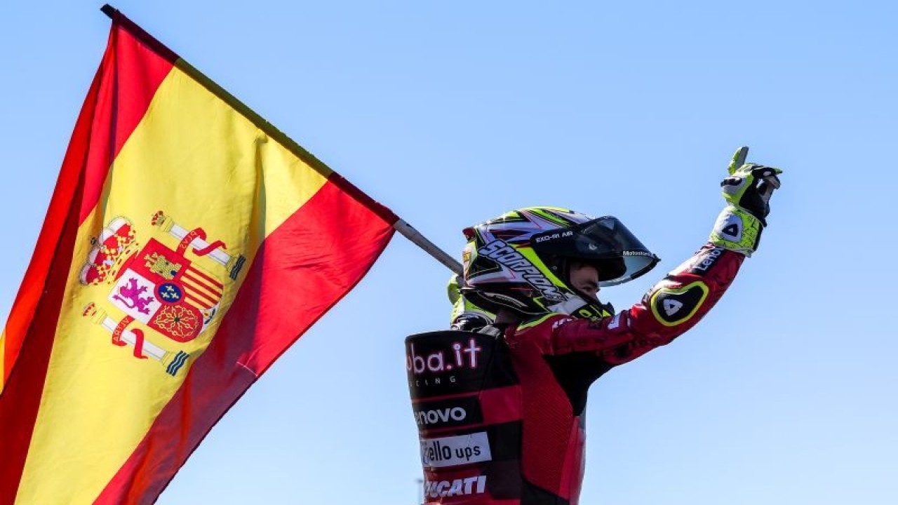 Pembalap Alvaro Bautista (Aruba.It Ducati) merayakan kemenangan Race 2 World Superbike (WSBK) Aragon di Spanyol, Minggu (24/9/2023). (ANTARA/HO/WSBK)