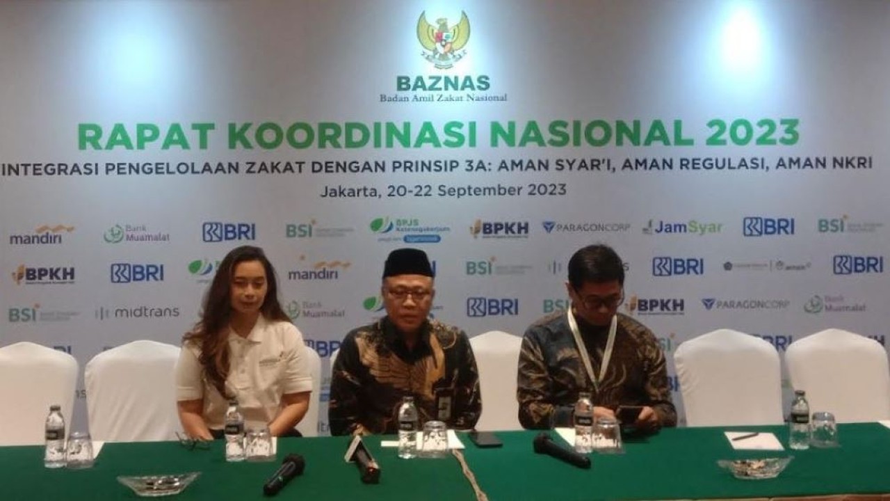 BAZNAS bekerja sama dengan PT Merdeka Copper Gold Tbk menyalurkan bantuan air bersih ke sejumlah wilayah terdampak kekeringan. (Adiantoro/NTV)