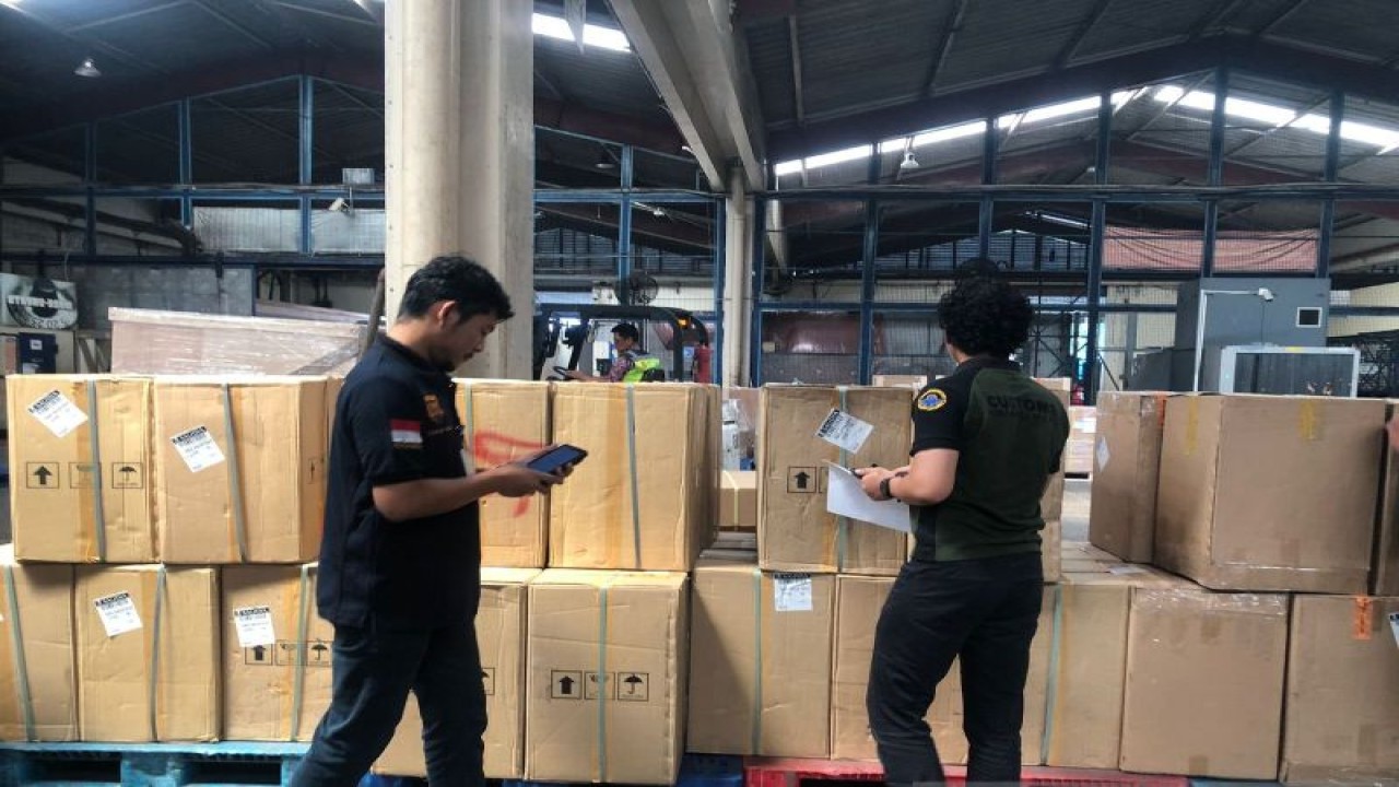 Petugas dari Bea Cukai Soetta saat melakukan pemeriksaan barang yang akan diekspor ke Dubai di Terminal Kargo Bandara Soetta, Tangerang. ANTARA/Azmi