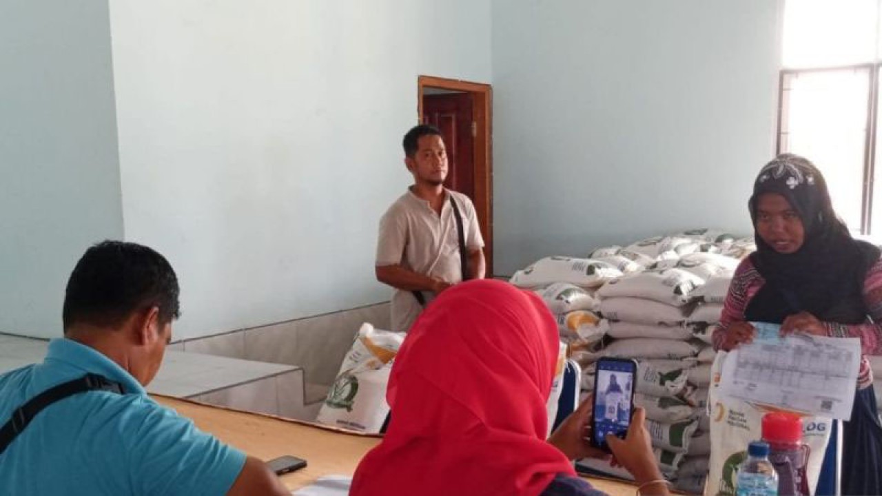 Penyaluran beras cadangan di Belitung (ANTARA/Kasmono-Apriliansyah)