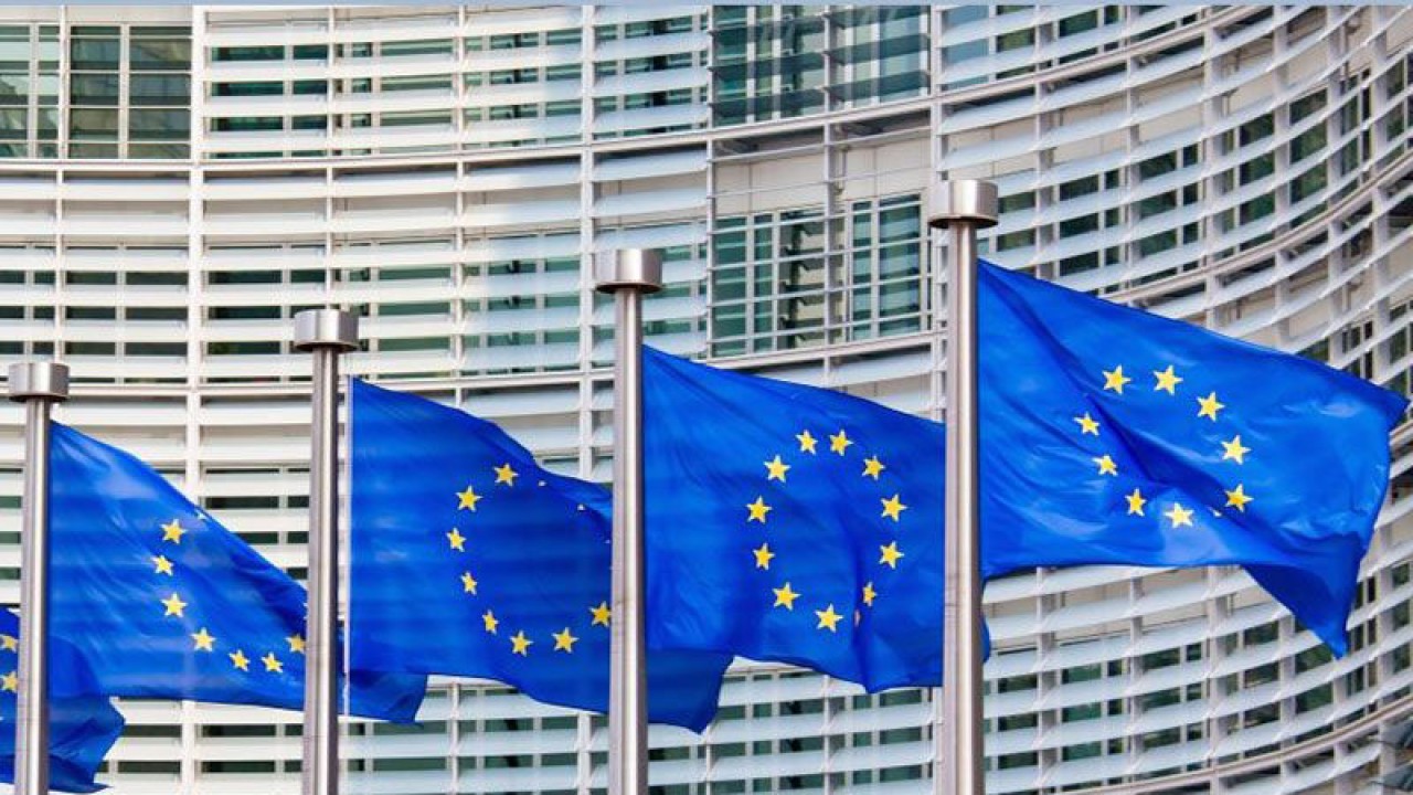 Ilustrasi - Bendera Uni Eropa di depan gedung Markas Komisi Eropa di Brussels, Belgia, Eropa. ANTARA/Shutterstock/pri. (ANTARA/Shutterstock/)