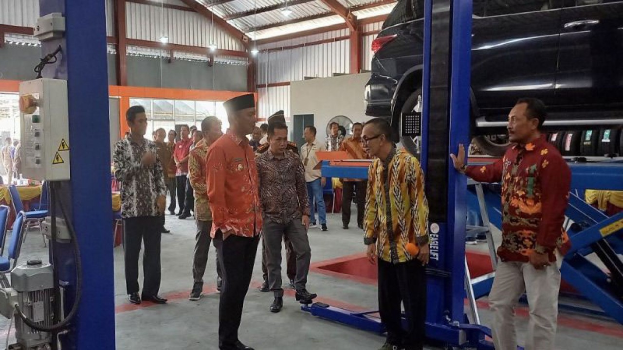 Bupati Sukamara Windu Subagio meninjau Showroom Bamara Auto Service, Sukamara (21/9/2023). (ANTARA/Donefrid Lalang)