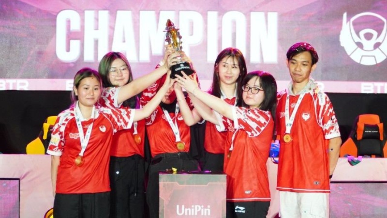 Bigetron Era ketika mengangkat piala UniPin Ladies Series ID season 3, Minggu (10/9/2023). (ANTARA/Zaro Ezza Syachniar)