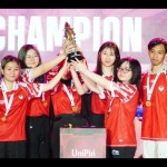 Bigetron Era ketika mengangkat piala UniPin Ladies Series ID season 3, Minggu (10/9/2023). (ANTARA/Zaro Ezza Syachniar)-1694426414