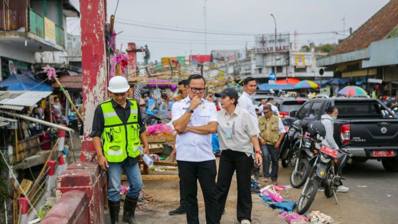 Wali Kota Bogor, Jawa Barat, Bima Arya didampingi Kadis PUPR saat meninjau pembangunan trotoar jalan MA Salmun pada Rabu (13/9/2023). ANTARA/HO-Pemkot Bogor