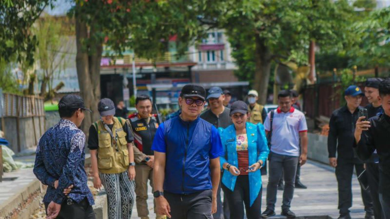 Wali Kota Bogor Bima Arya Sugiarto (kiri) bersama Kepala Dinas PUPR Rena Da Frina saat meninjau trotoar sekitar Alun-alun beberapa waktu lalu. ANTARA/HO-Pemkot Bogor