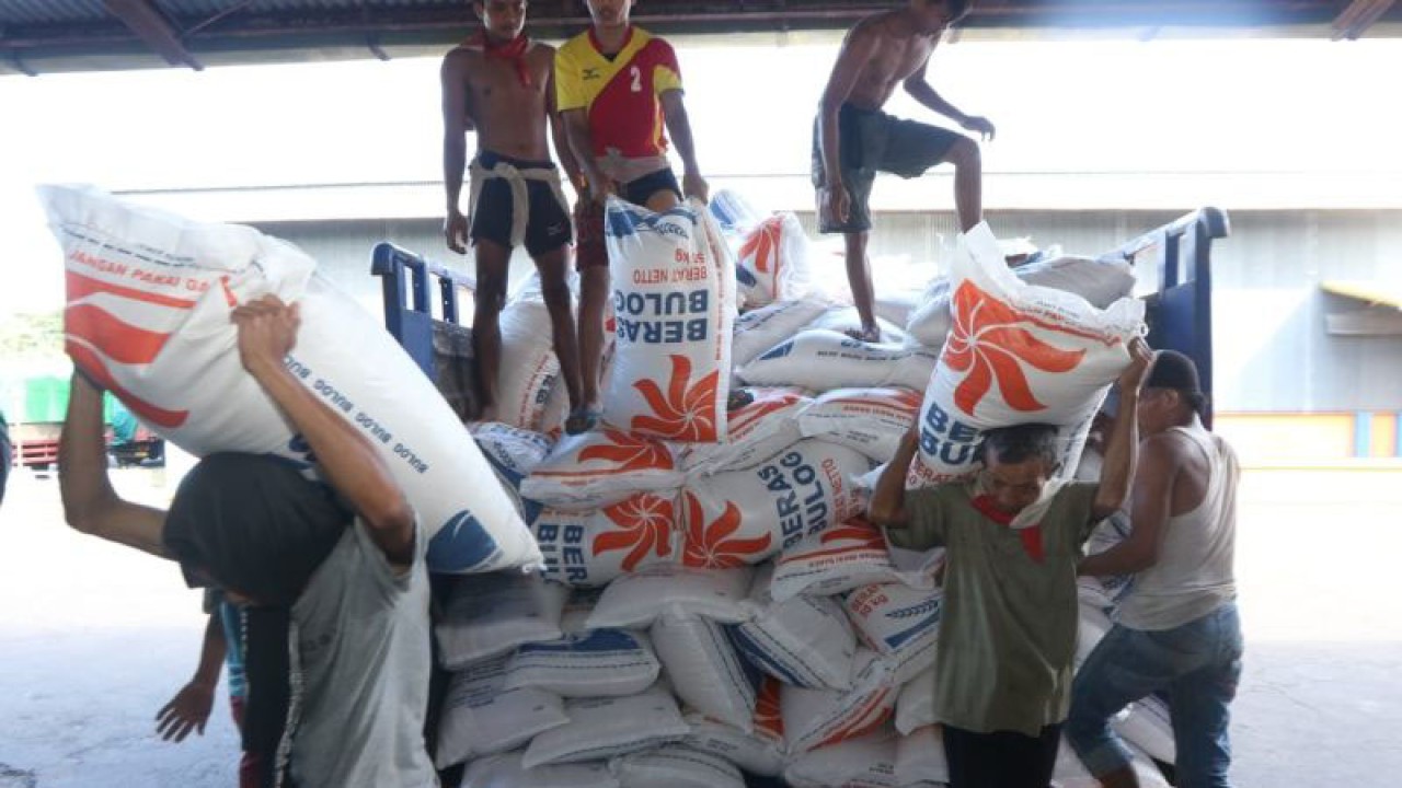 Pekerja Menurunkan Stok Beras Di Gudang Perum Bulog Cabang Banyuwangi