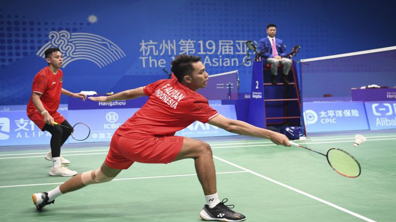 Pebulu tangkis ganda putra Indonesia Muhammad Rian Ardianto (kiri) dan Fajar Alfian (kanan) mengembalikan kok ke arah lawannya asal Korea Selatan Seo Seungjae dan Kang Minhyuk dalam babak perempat final beregu Asian Games 2022 di Binjiang Gymnasium, Hangzhou, China, Jumat (29/9/2023). Fajar/Rian kalah dari lawannya dengan skor 21-11, 22-24, 17-21 sehingga kedudukan sementara Indonesia imbang dengan Korea Selatan 1-1. ANTARA FOTO/M Risyal Hidayat/aww. (ANTARA FOTO/M RISYAL HIDAYAT)