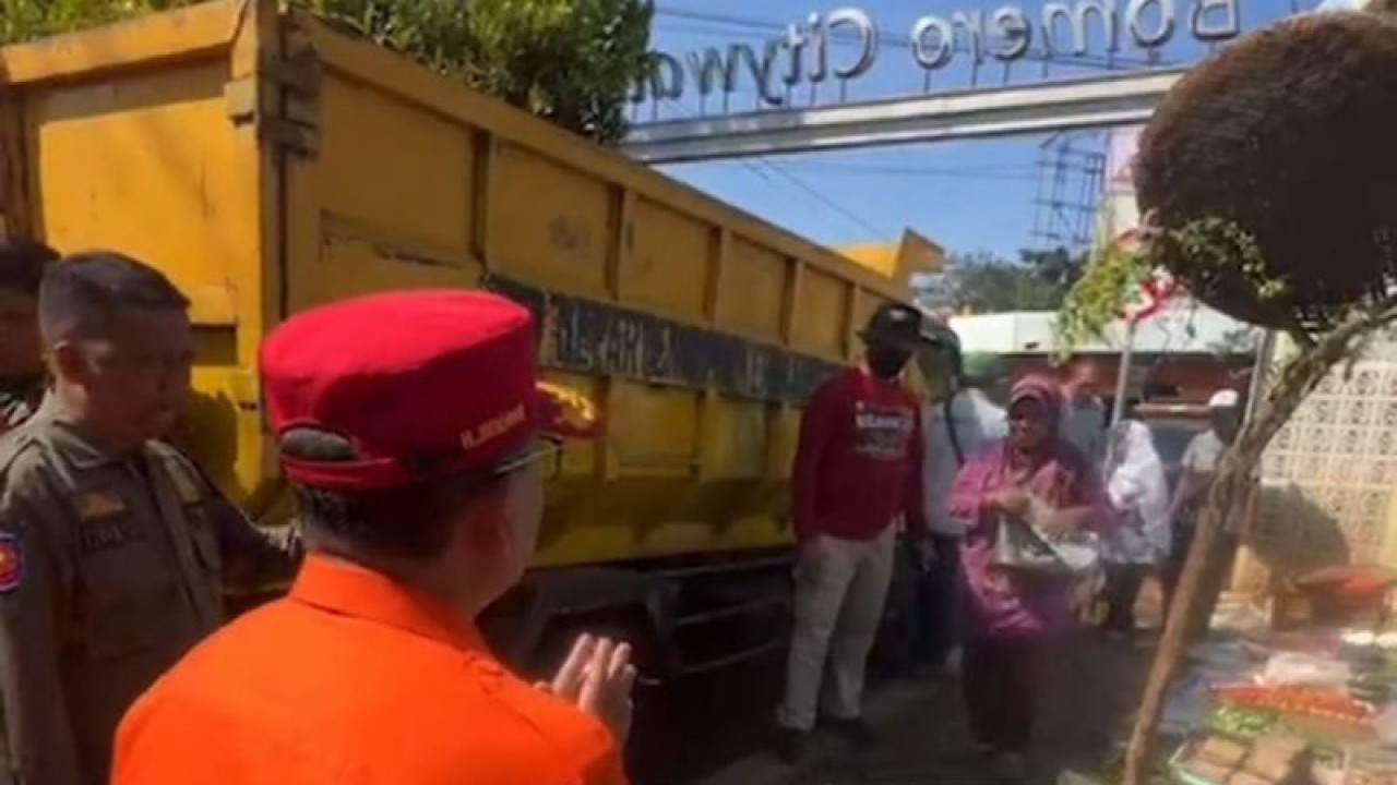 Bupati Kabupaten Cianjur, Jawa Barat, meminta pedagang di Taman Bojongmeron, membongkar sendiri lapaknya dan pindah kembali ke pasar induk yang akan diramaikan pemerintah daerah, Jumat (22/9/2023). (ANTARA/Ahmad Fikri)