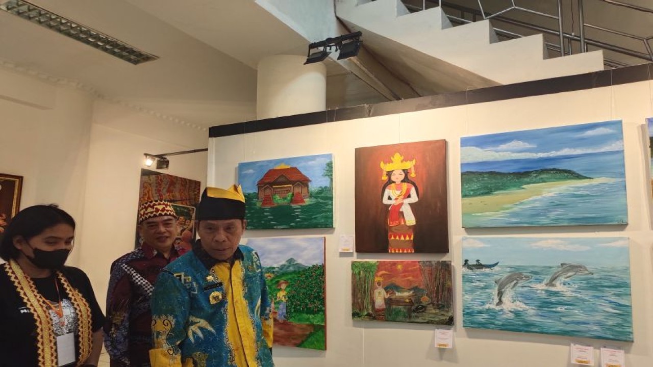 Staf Ahli Gubernur Lampung Bidang Kemasyarakatan dan Sumber Daya Manusia Intizam saat meninjau karya seni pada Pekan Kebudayaan Lampung. Bandarlampung, Senin (25/9/2023). ANTARA/Ruth Intan Sozometa Kanafi.
