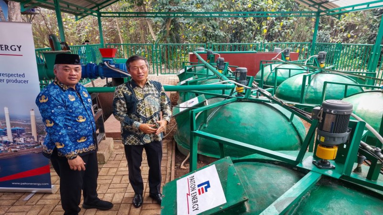 Kepala Dinas Pertamanan dan Hutan Kota Provinsi DKI Jakarta Bayu Meghantara meninjau Waste to Energy (WTE) dan Learning Center di Taman Margasatwa Ragunan, Jakarta Selatan, Selasa (19/09/2023) (ANTARA/ Erlangga Bregas Prakoso)