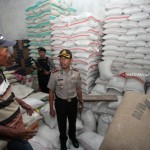 Dokumentasi polisi memeriksa stok beras di gudang pasar induk. ANTARA/Irfan Anshori-1695194071