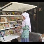 Dua orang siswa membaca buku di perpustakaan keliling di Solo, Jawa Tengah, Kamis (14/9/2023). ANTARA/Aris Wasita-1694676772