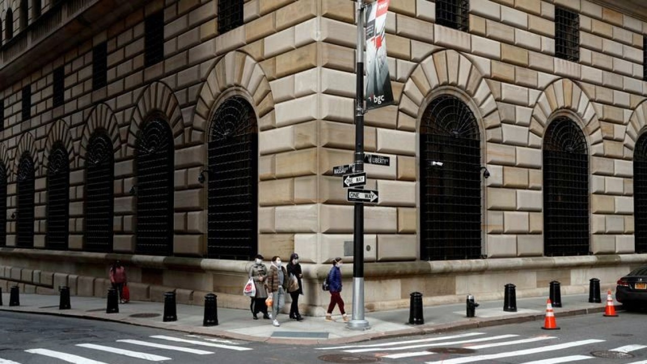 Arsip Foto - Orang-orang berjalan di luar Federal Reserve Bank of New York di New York City, AS, Rabu (18/3/2020). ANTARA/REUTERS/Lucas Jackson/am.