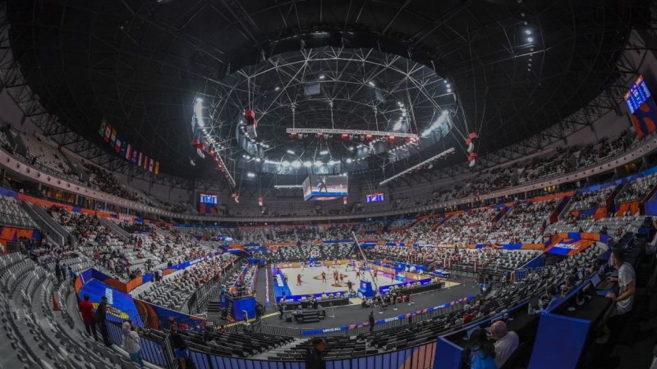 Suasana pertandingan antara Timnas basket Latvia melawan Timnas basket Lebanon dalam laga babak fase grup FIBA World Cup 2023 di Indonesia Arena, Gelora Bung Karno, Jakarta, Jumat (25/8/2023). Timnas Latvia mengalahkan Lebanon dengan skor 109 - 70. ANTARA FOTO/Galih Pradipta/aww.