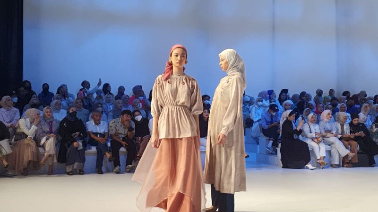 Ilustrasi - Pemilihan warna coklat mendominasi Koleksi "Lumani" karya naPocut di Jakarta Fashion Week (JFW) 2023, Sabtu (29/10/2022). (ANTARA/Livia Kristianti)