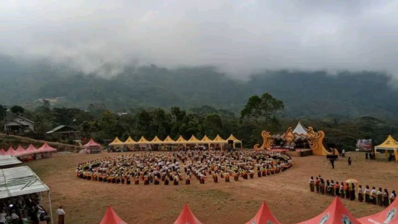 Kegiatan pentas seni budaya mewarnai kegiatan Festival Pelangi Lembah Colol yang berlangsung di Desa Ulu Wae Kecamatan Lambaleda Timur, Kabupaten Manggarai Timur Provinsi Nusa Tenggara Timur. ANTARA/HO-Prokompim setda Kabupaten Manggarai Timur