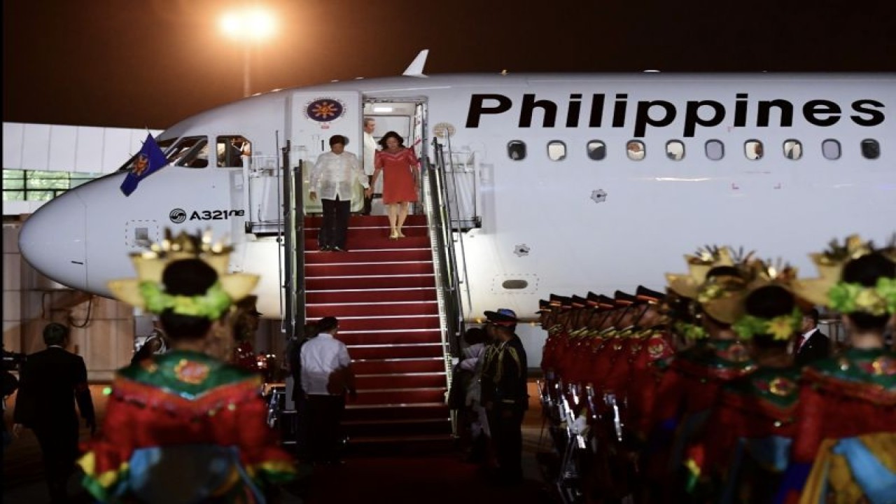 Presiden Filipina Ferdinand Marcos tiba di Bandara Internasional Soekarno Hatta, Tangerang, Provinsi Banten, Senin (4/9/2023), untuk menghadiri KTT ke-43 ASEAN di Jakarta. (ANTARA/HO-Sekretariat Presiden).
