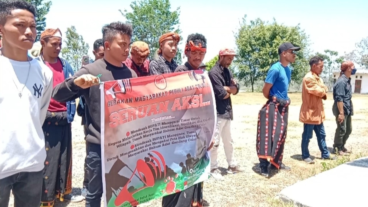 Gerakan Masyarakat Peduli Adat saat menggelar aksi unjuk rasa di depan Kantor Bupati Manggarai Timur pada Rabu, 20 September 2023. Foto ( Jurnalis Nusantara TV/ Gabrin Anggur)